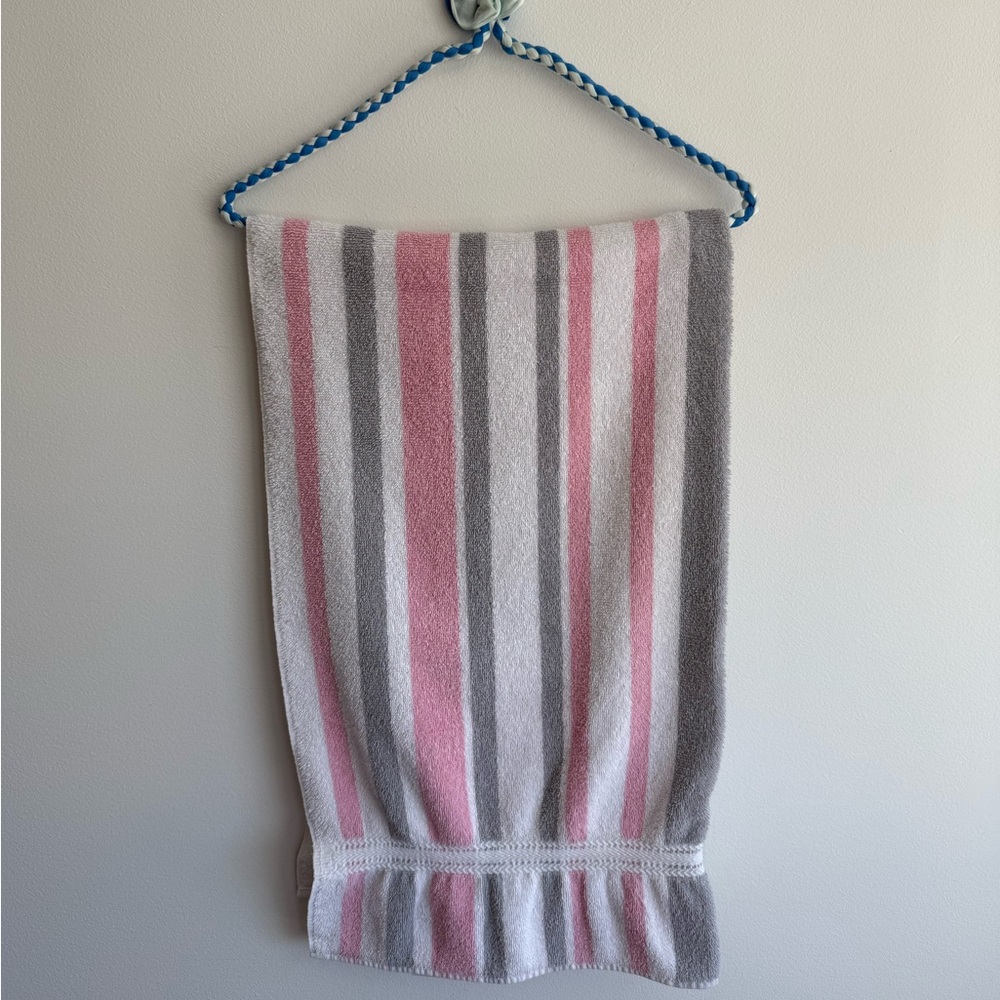 Vintage bath towel 🌸🩶⚪️